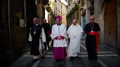 Més de 30 bisbes i centenars de fidels acompanyen Roselló en arribar a Pamplona: les millors fotos