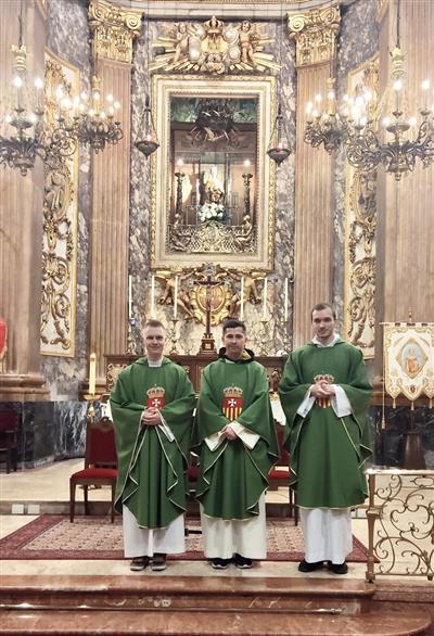 Visita a nuestra Basílica de tres sacerdotes polacos